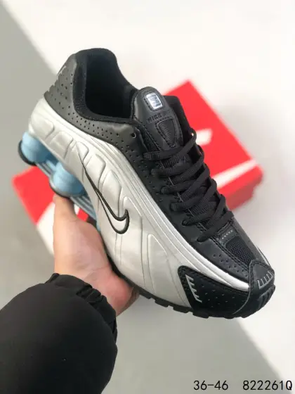 耐克 Nike Shox R4 科技感运动鞋.金属质感鞋面 + 超大圆柱气垫球鞋!Nike Shox R4上脚超炫酷Nike Shox R4十年经典鞋款,复古与现代的完美融合,款结合了现代设计与复古元素的运动鞋,真的是让人眼前一亮!它不仅拥有现代设计的时尚感,还融入了复古元素,简直是时尚与经典的完美结合.🔧 采用Shox技术,由支撑性圆柱体组成的缓震系统,为你的双脚提供出色的缓冲效果.穿上它,仿佛置身于太空服和宇航装备的环绕之中,线条流畅,激光穿孔设计,仿佛随时都能以助推前进的姿态带你飞向未来. 如图 ID:822261Q